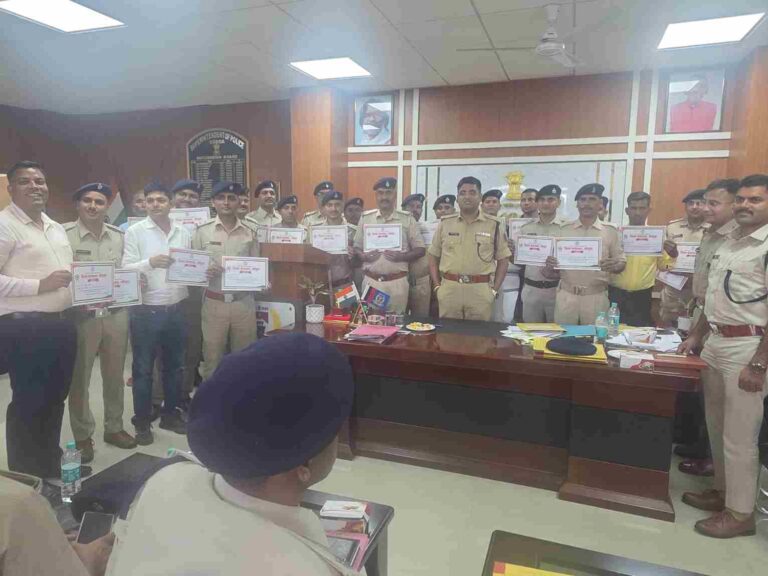 गोड्डा एसपी मुकेश कुमार पुलिस अधिकारियों के साथ मासिक अपराध समीक्षा बैठक करते हुए