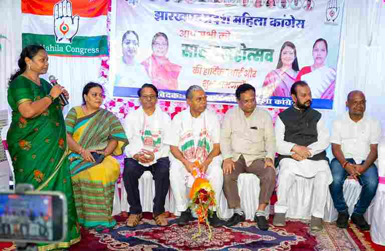 रांची में सावन महोत्सव के दौरान दीपिका पांडेय सिंह और महिला कांग्रेस की कार्यकर्ता