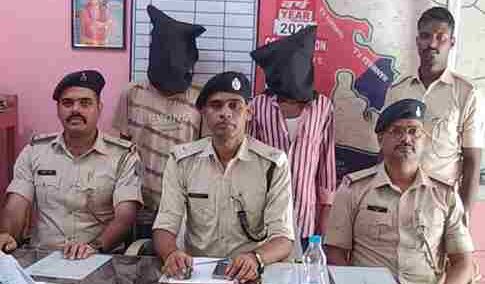 महागामा ऊर्जानगर क्वार्टर चोरी मामले में गिरफ्तार आरोपी और बरामद चोरी का सामान