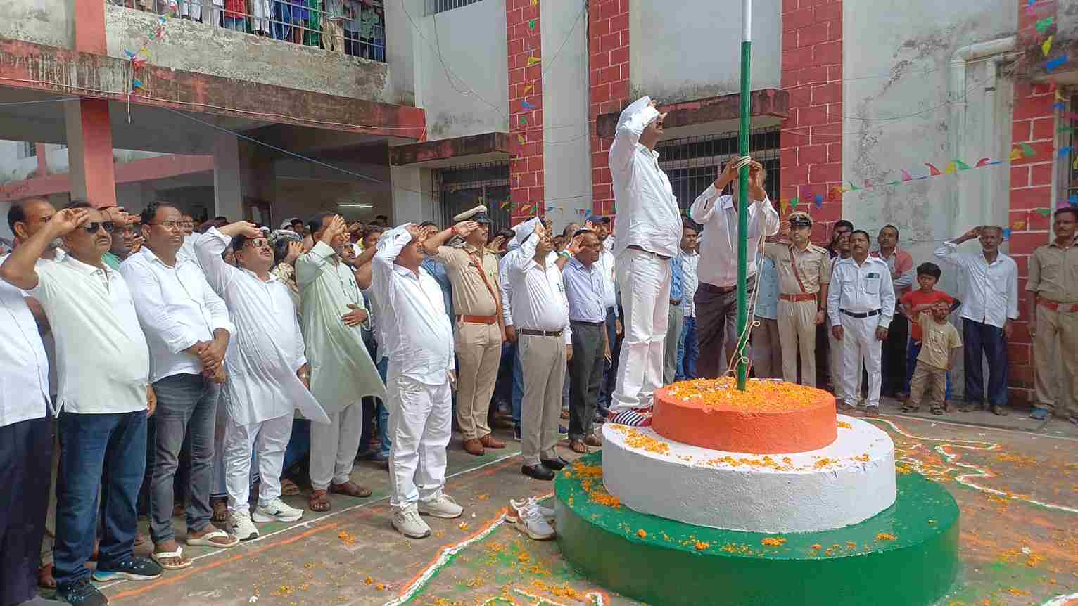 बसंतराय प्रखंड में 80वें स्वतंत्रता दिवस समारोह के दौरान फहराया गया राष्ट्रीय ध्वज