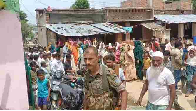 बसंतराय के बेलडीहा गांव में महिला की संदिग्ध मौत के बाद जांच करती पुलिस