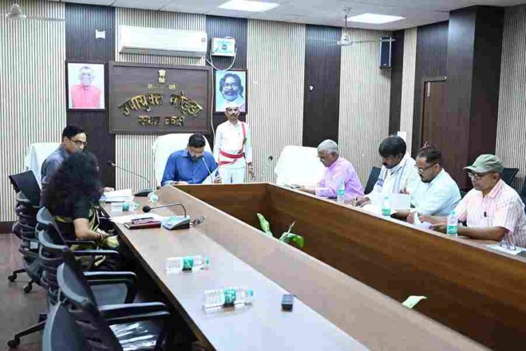गोड्डा में SIR-2026 को लेकर उपायुक्त लोकेश मिश्रा की अध्यक्षता में बैठक