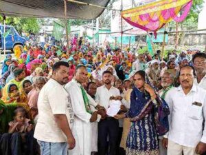बसंतराय में खनिज विधेयक के विरोध में झामुमो का धरना प्रदर्शन