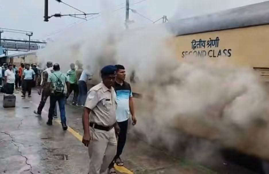 कोडरमा जंक्शन पर पैसेंजर ट्रेन की पिछली बोगी में लगी आग