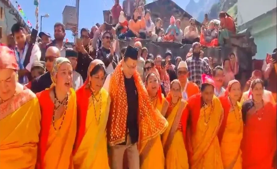 Uttarakhand News: बामणी गांव में ग्रामीणों के बीच पहुंचे CM धामी, महिलाओं के साथ किया छाछनी नृत्य