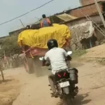 FCI गोदाम से डीलर तक पहुंचने से पहले PDS राशन की ढुलाई पर सवाल, ट्रैक्टर पर ओवरलोडिंग और लोगों की मौजूदगी की तस्वीर आई सामने