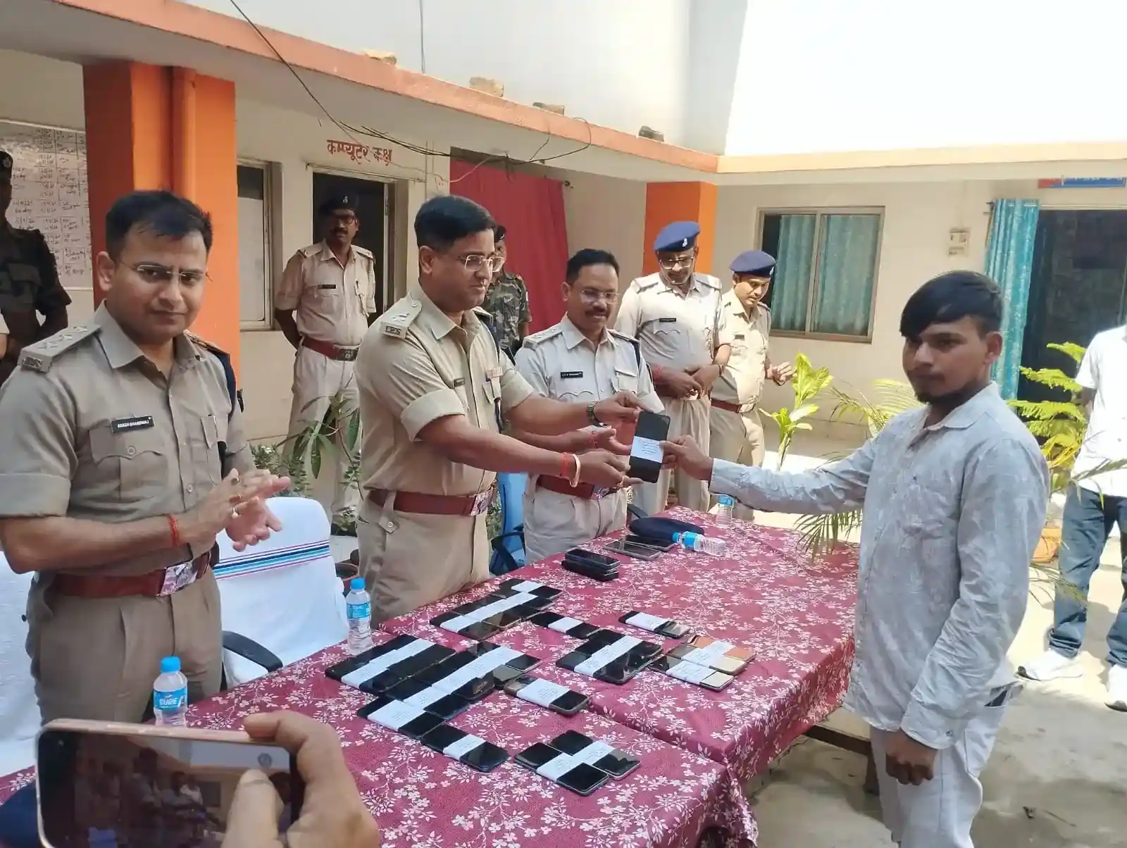 गोड्डा पुलिस ने 41 खोए मोबाइल किए बरामद, 15 मालिकों को सौंपे