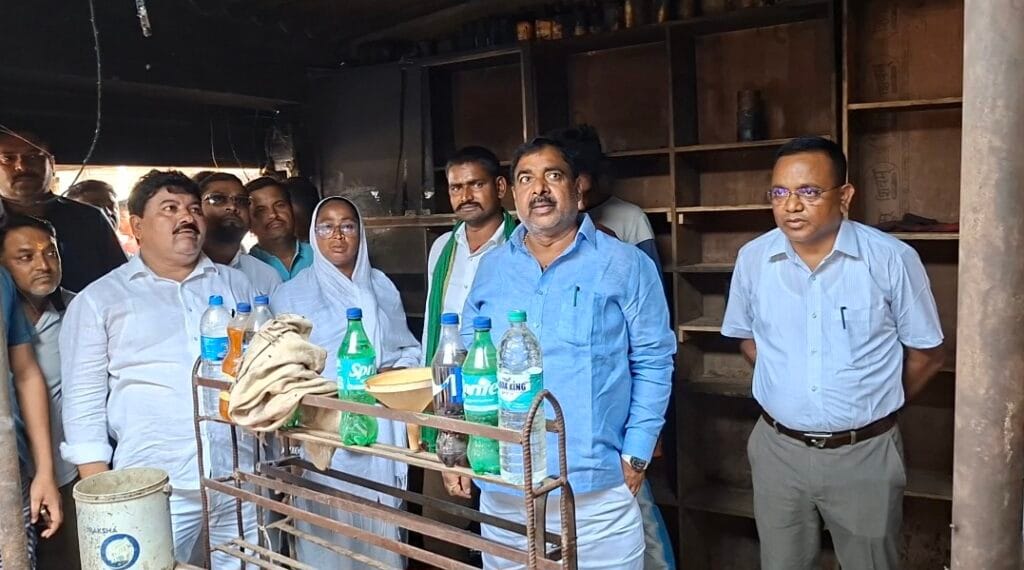 गोपीचक अग्निकांड: तीन दुकानें जलकर राख, पीड़ित परिवार से मिले मंत्री संजय प्रसाद यादव; तत्काल ₹5 हजार की मदद, हरसंभव सहायता का भरोसा