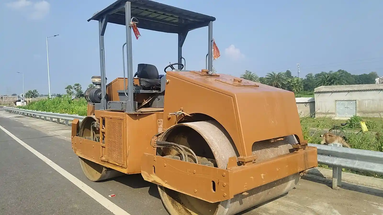 अमडीहा ओवरब्रिज के पास रोड रोलर से बाइक की जोरदार टक्कर, दो युवक गंभीर